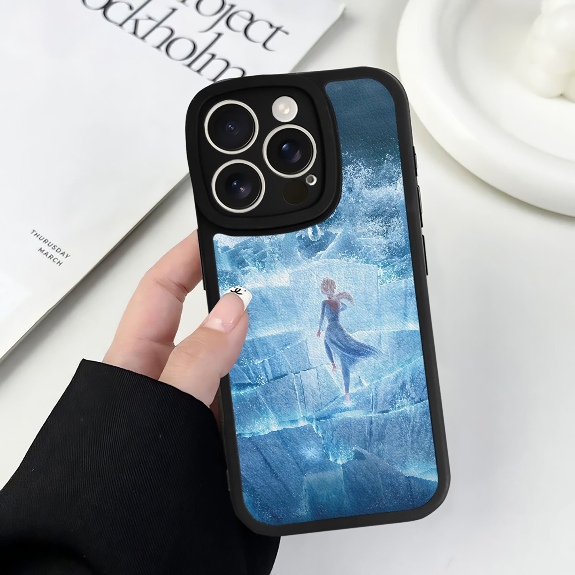 （画像用） アナと雪の女王 アンナ エルサ Frozen Anna Elsa 【iPhone 16シリーズ対応】シリコンスマホケース（レザー調） 材質：シリコン